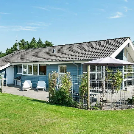 Three-bedroom Holiday In 8 Holiday home