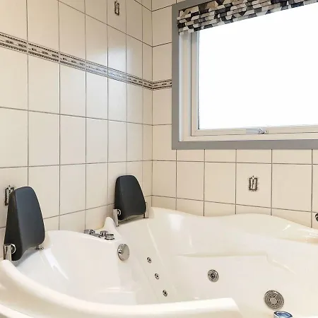 Three-bedroom Holiday In 8 Holiday home *