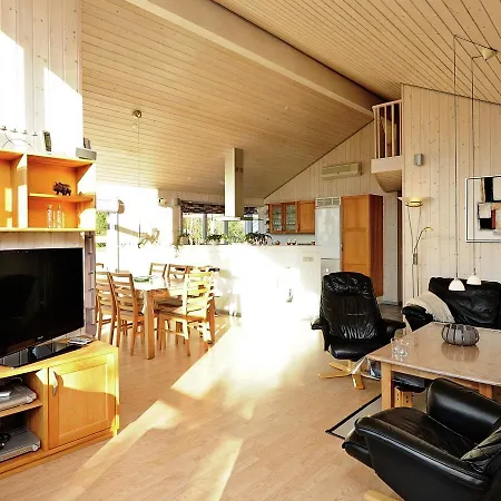 Three-bedroom Holiday In 8 Holiday home *