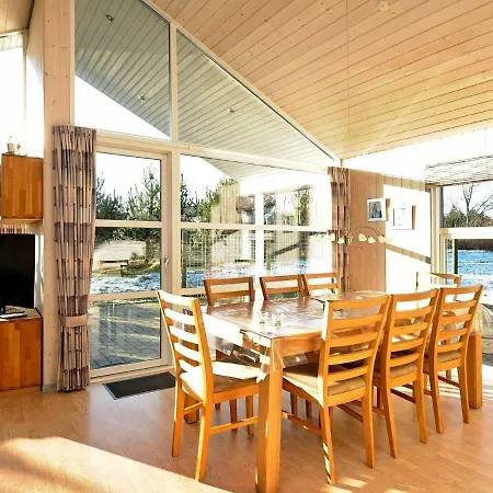 Three-bedroom Holiday In 8 Holiday home